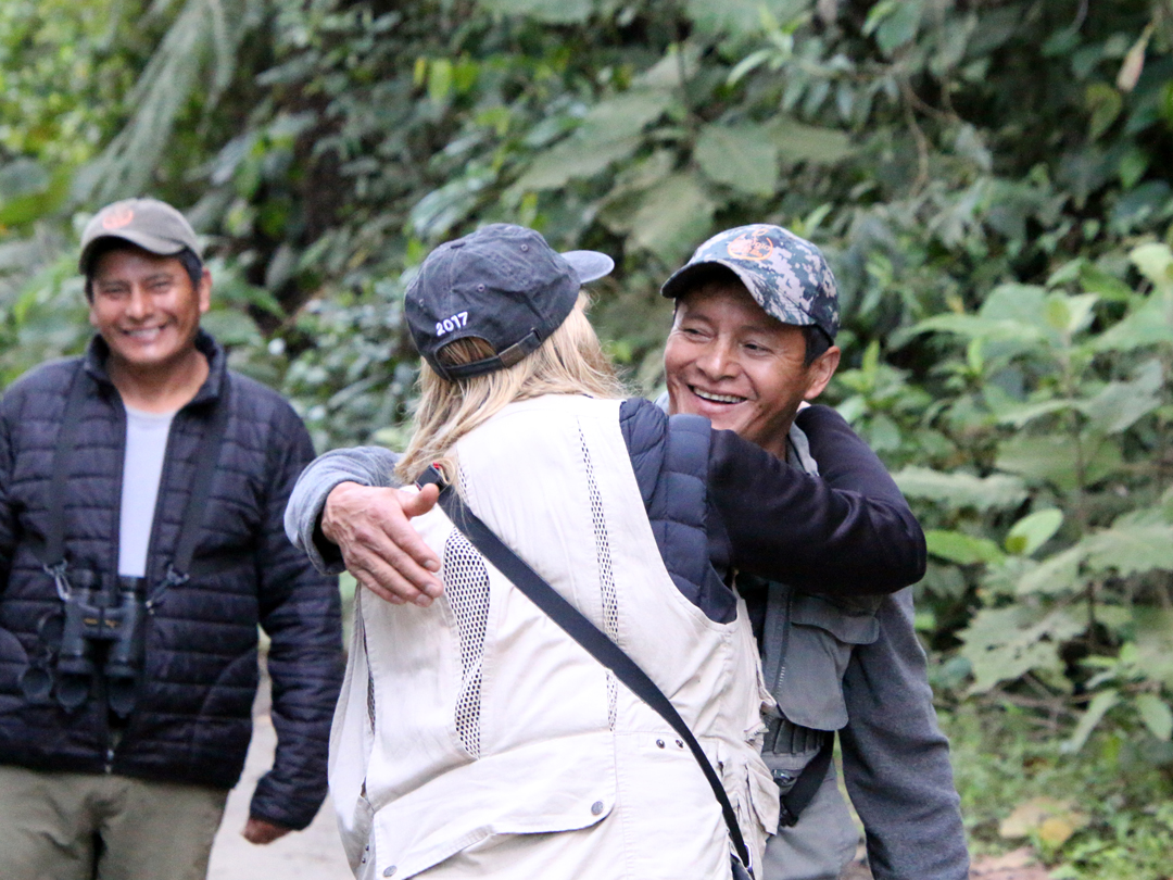 Brødrene Angel (The Antpitta Man) og Rodrigo Paz og en glad birder. Refugio Paz de las Aves, Ecuador.