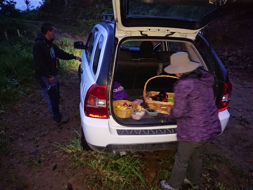 Klokken er 05:45 og Sandra anretter morgenmaden. Recinto 23 de Junio, Pichincha, Ecuador.