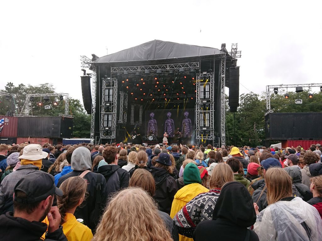 Der var tæt pakket til AURORA. En af festivalens bedste koncerter - "Tusen takk". Apollo, Roskilde Festival 2019.