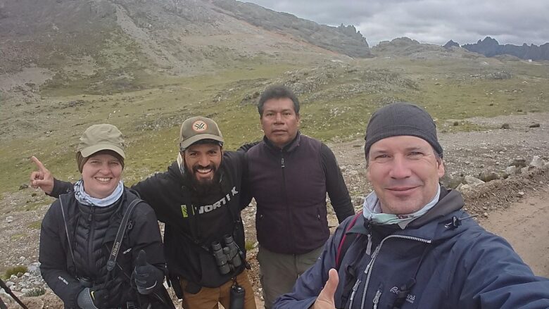 Glade birders efter at have fået en "lifer". Tre intense fugledage, Andesbjergene, Peru.