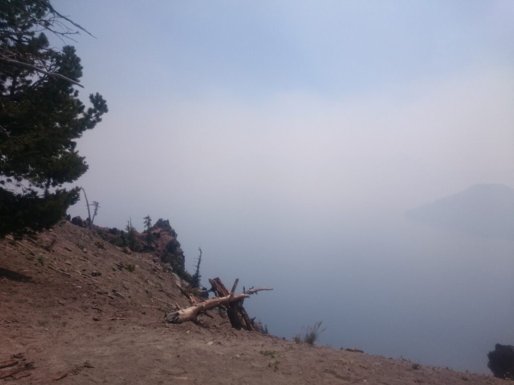 Røgen lå som et tæt slør over Crater Lake. Det nordvestlige USA var i sommeren 2017 ramt af mange skovbrænde. Crater Lake, Oregon, USA.