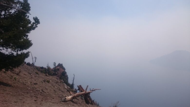 Røgen lå som et tæt slør over Crater Lake. Det nordvestlige USA var i sommeren 2017 ramt af mange skovbrænde. Crater Lake, Oregon, USA.
