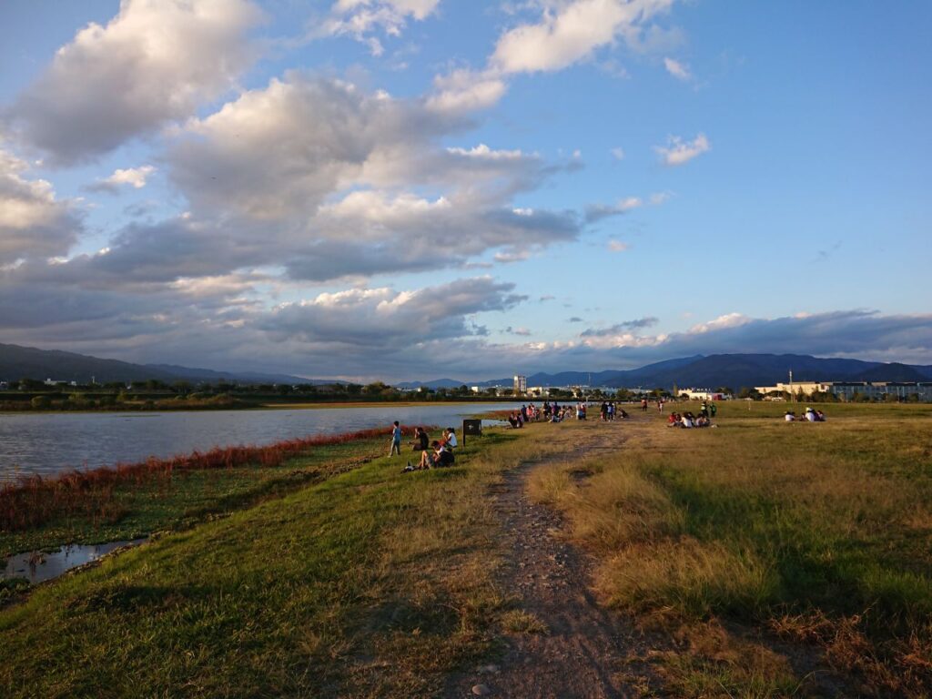 Aftenstemning ved søen i Parque del Bicentenario, Salta, Argentina.