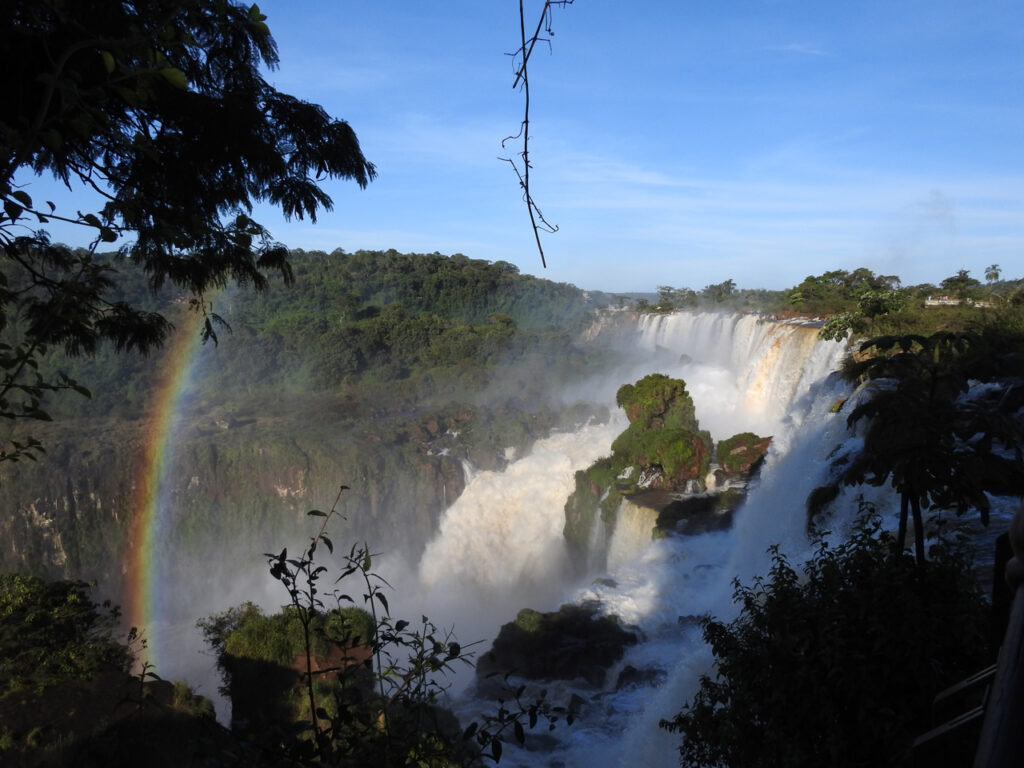 Nogle af de 275 vandfald set fra Upper Walk. Iguazu Nationalpark, Misiones, Argentina.