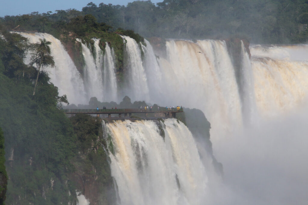 Fra Lower Walk kan se udsigtspunktet Djævlens hals på den brasilianske side. Iguazu Nationalpark, Argentina.