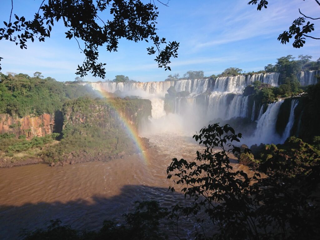 Skælhovedet Sjeler. Nogle af de 275 vandfald set fra Lower Walk. Iguazu Nationalpark, Misiones, Argentina.