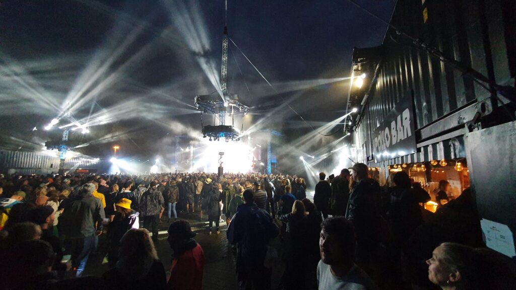 Nattefest mellem containerne. Apollo, Roskilde Festival 2022